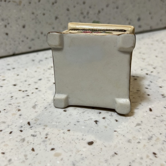 Gramophone porcelain record player trinket box embossed roses - Picture 5 of 12